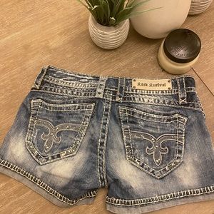 Size 30 adorable lightweight Rock Revival shorts